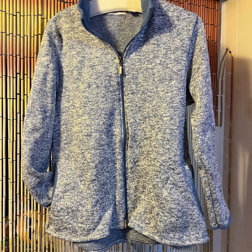 Women’s size large. Gently worn in new condition. Warm and soft